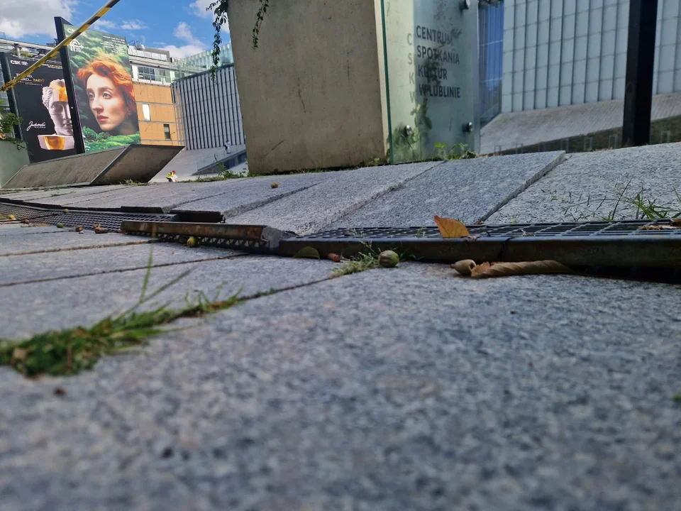 Lublin. Sypie się reprezentacyjny Plac Teatralny. Jak do tego doszło? Kto teraz to musi naprawić? Zdjęcia - Zdjęcie główne