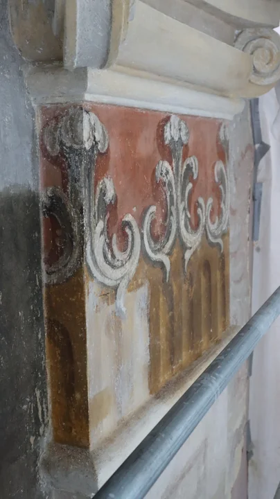 W kościele Podwyższenia Krzyża Św. w Łukowie można podziwiać zabytkowe freski.