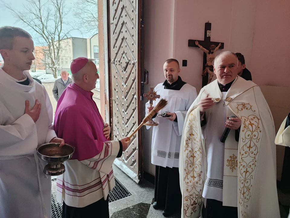 Biskup Grzegorz Suchodolski odwiedził Parafię Podwyższenia Krzyża Św. Ingres Biskupa z plebanii do kościoła i msza święta