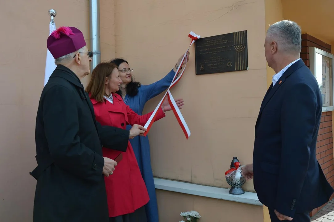 Uroczystość odłonięcta tabicy pamiątkowej poświęconej chodelskim Żydom zamrodowanym podczas akcji „Reinhardt”