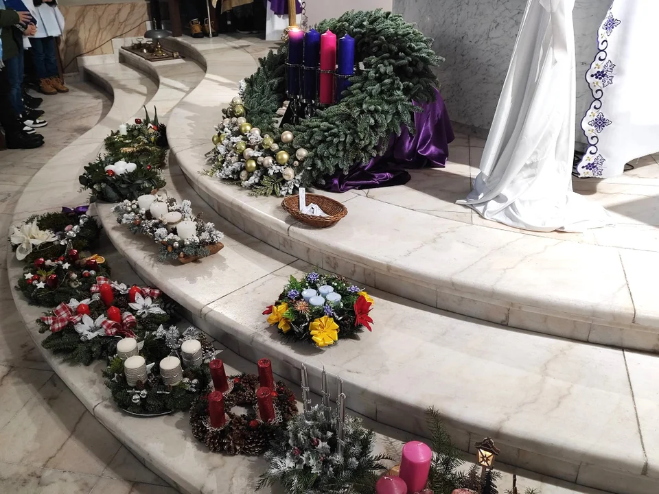 Dzieci z rodzicami modliły się podczas mszy św. z udziałem Bpa Grzegorza Suchodolskiego. Błogosławieństwo przez nałożenie rąk