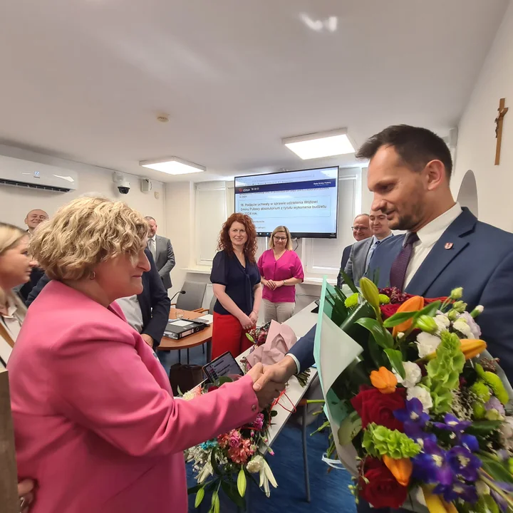 Wotum zaufania i absolutorium dla wójta Kamila Lewandowskiego. Rada Gminy Puławy z pozytywną oceną działań samorządu