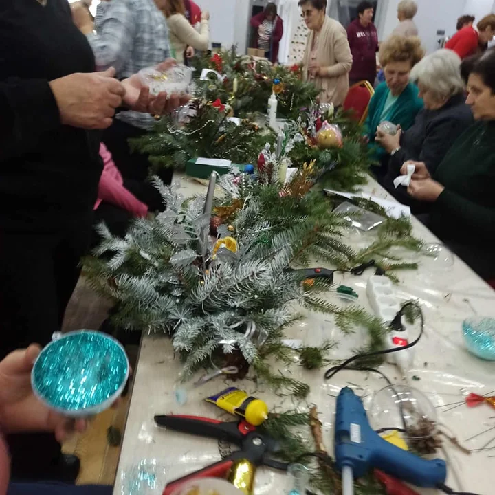 Seniorzy z gminy Trzebieszów zrobili świąteczne stroiki