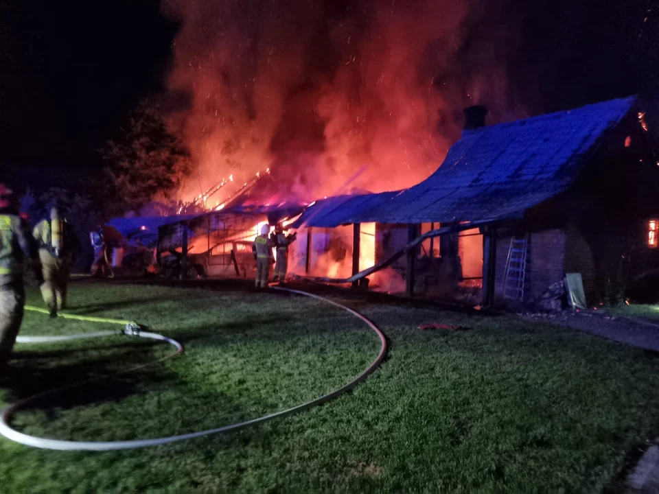 Powiat bialski: Pożar budynków gospodarczych. Dach zawalił się do środka