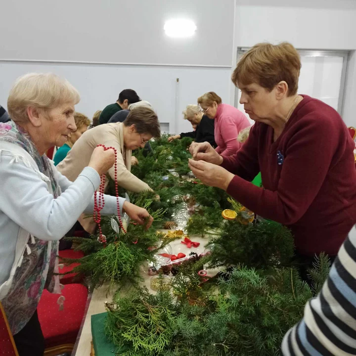 Seniorzy z gminy Trzebieszów zrobili świąteczne stroiki