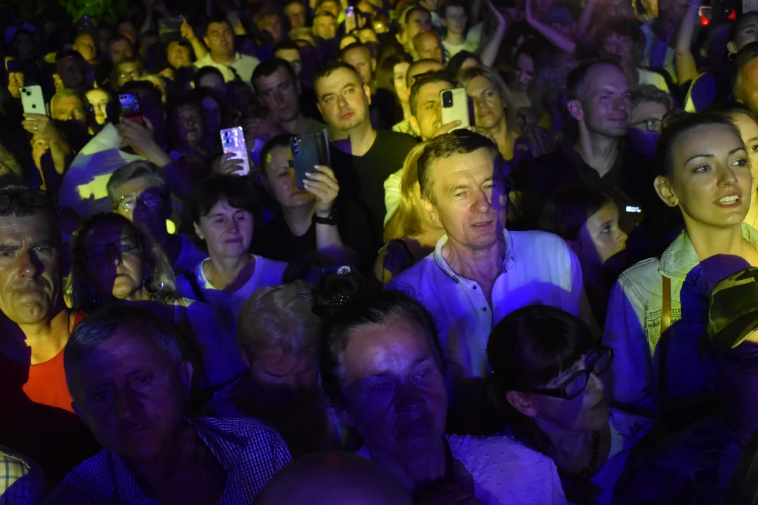 Występy lokalnych zespołów, gwiazda wieczoru "BOYS" oraz świętujący mieszkańcy powiatu