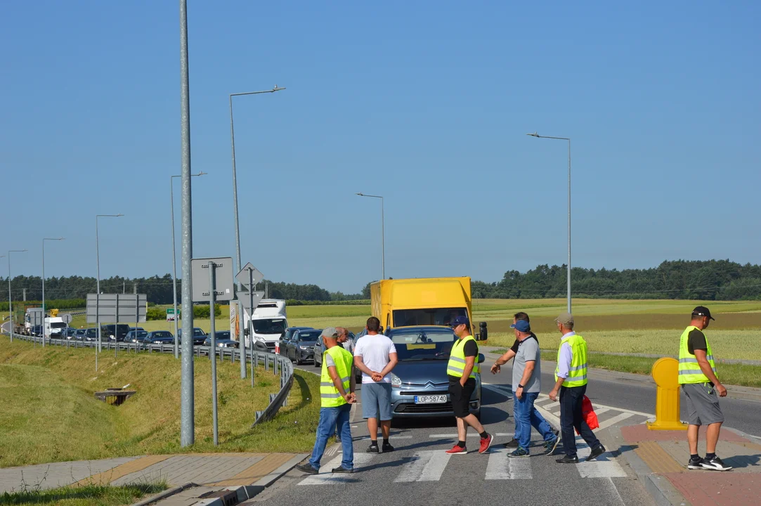 Poniedziałkowa akcja protestacyjna producentów malin w Opolu Lubelskim