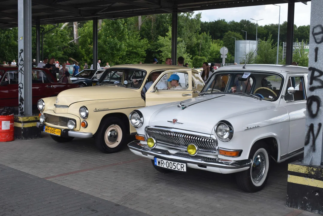 Klasyki motoryzacji zachwyciły mieszkańców Puław (zdjęcia) - Zdjęcie główne
