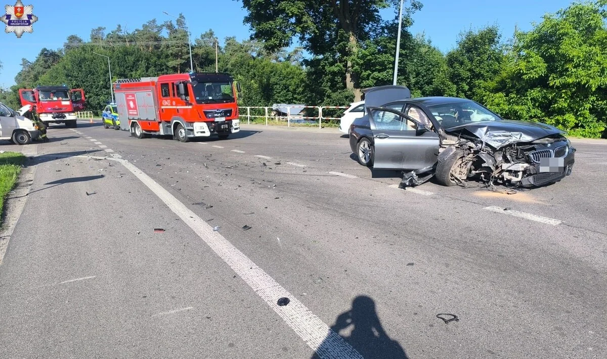 Lubelskie: Samochód sam wezwał służby po zderzeniu Volkswagena, BMW i Audi. Jedna osoba w szpitalu