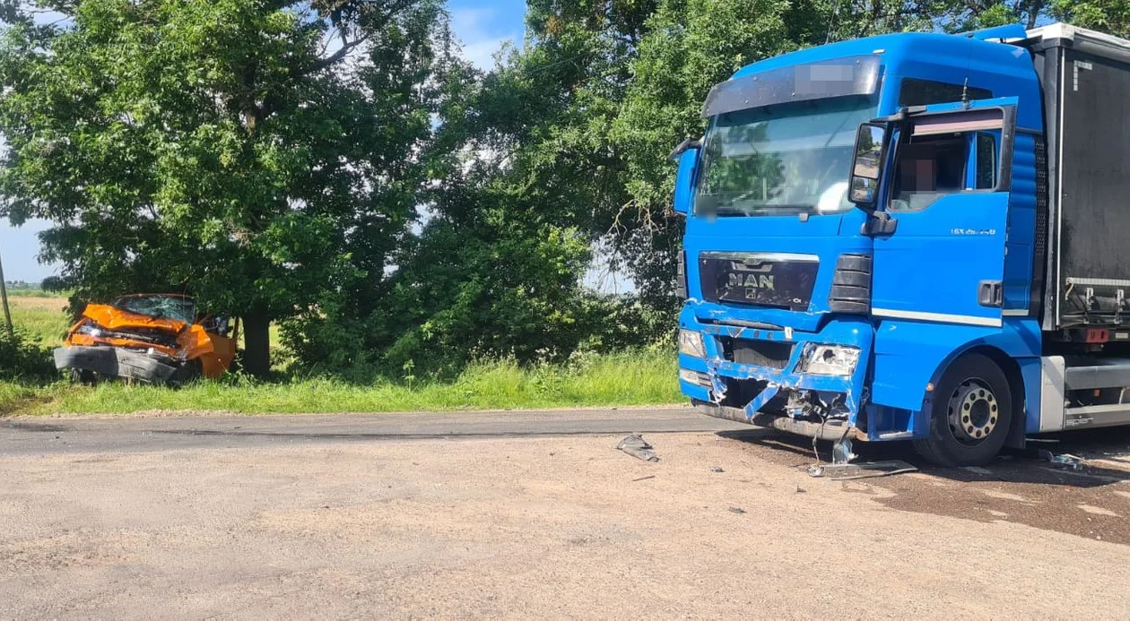 Województwo lubelskie: Ciężarówka wjechała w auto służby drogowej. Kilka osób w szpitalu - Zdjęcie główne