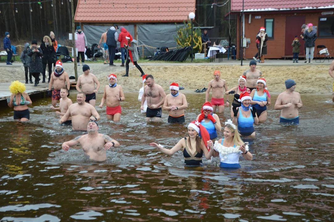 Rozpoczęcie sezonu morsowego nad zalewem w Janowicach