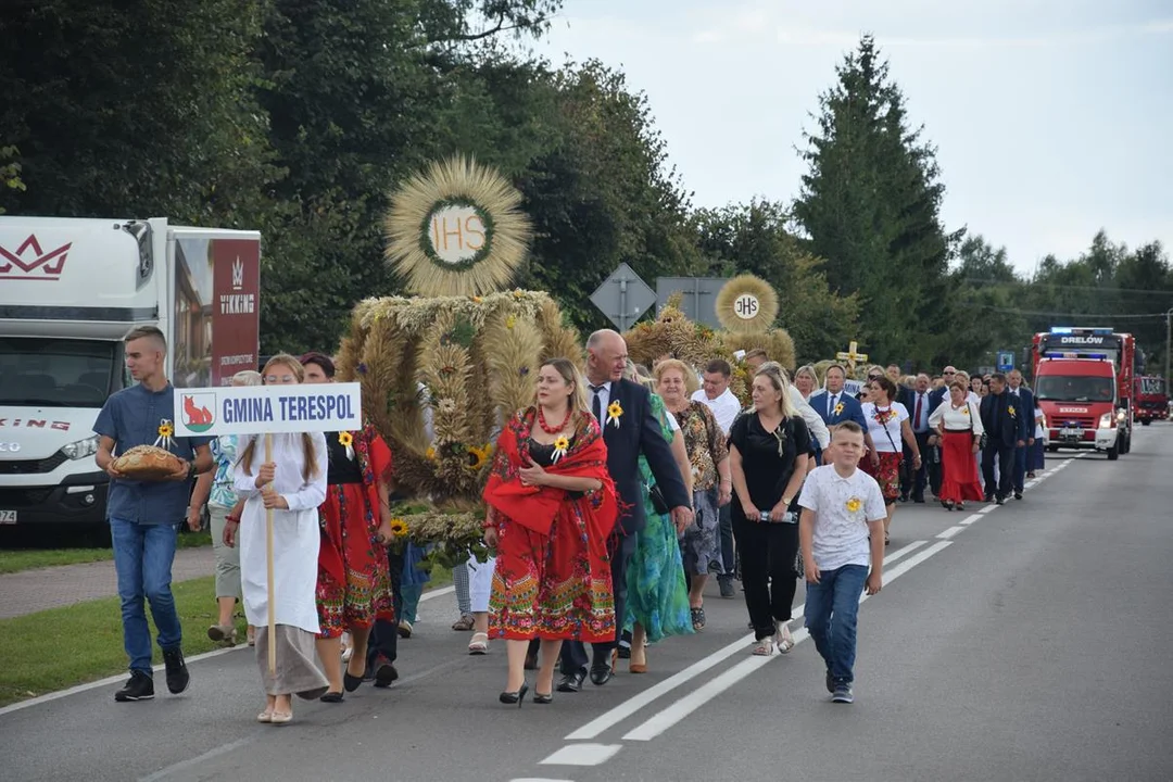 Dożynki Powiatowe w Drelowie 2023. Korowód i prezentacja wieńców