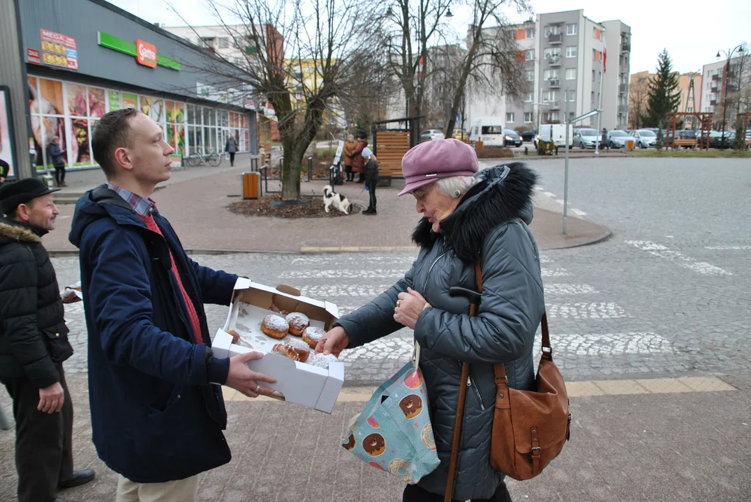 Radny Michał Kramek rozdawał dziś w Poniatowej pączki