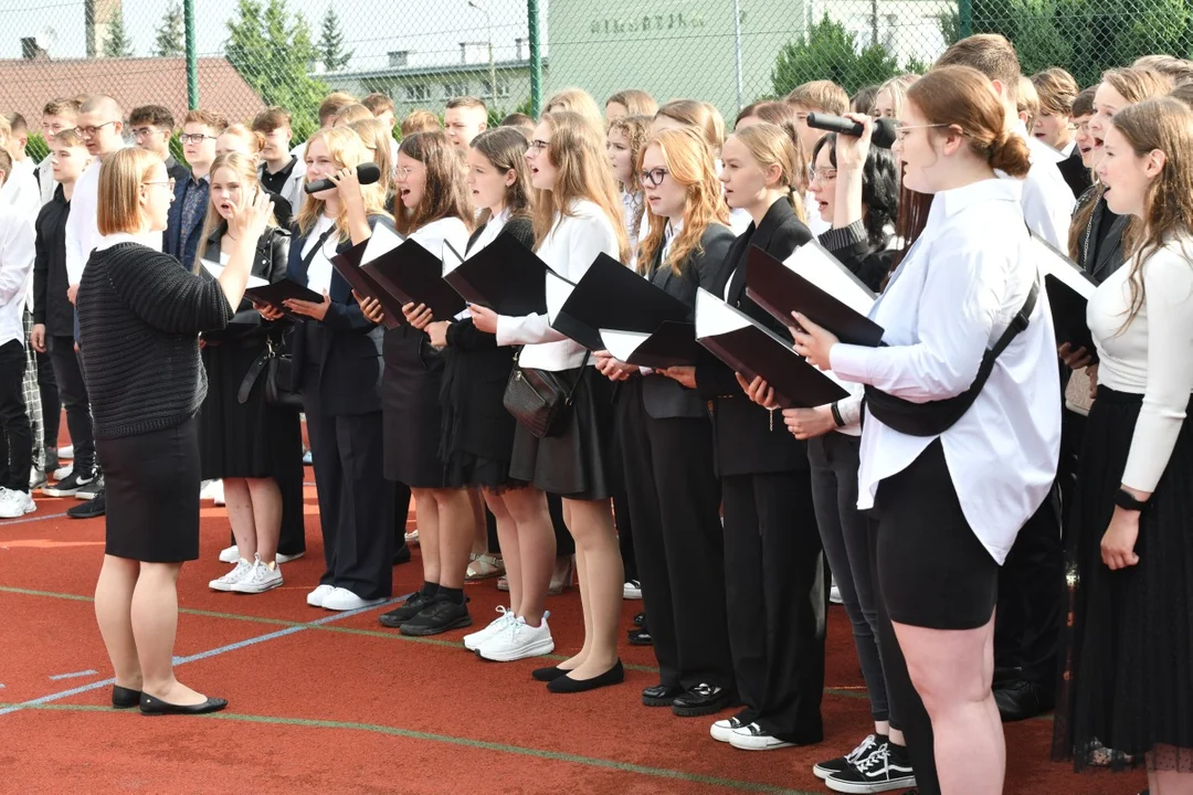 Uczniowie z I L.O. w Łukowie rozpoczęli rok szkolny. "Mam nadzieje, że ten rok będzie szczęśliwy i bezpieczny" [ZDJĘCIA] - Zdjęcie główne