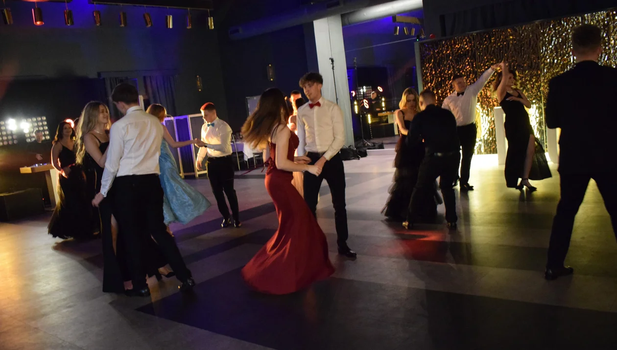 Tak się bawili lubartowscy maturzyści. Studniówka RCEZ (zdjęcia, film) - Zdjęcie główne