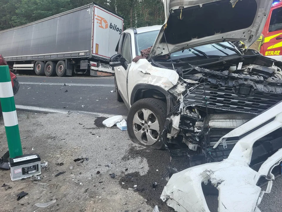 Zablokowana droga wojewódzka nr 801. Siła uderzenia była bardzo duża
