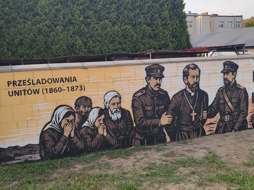 Mural przy parafii Podwyższenia Krzyża Świętego w Łukowie