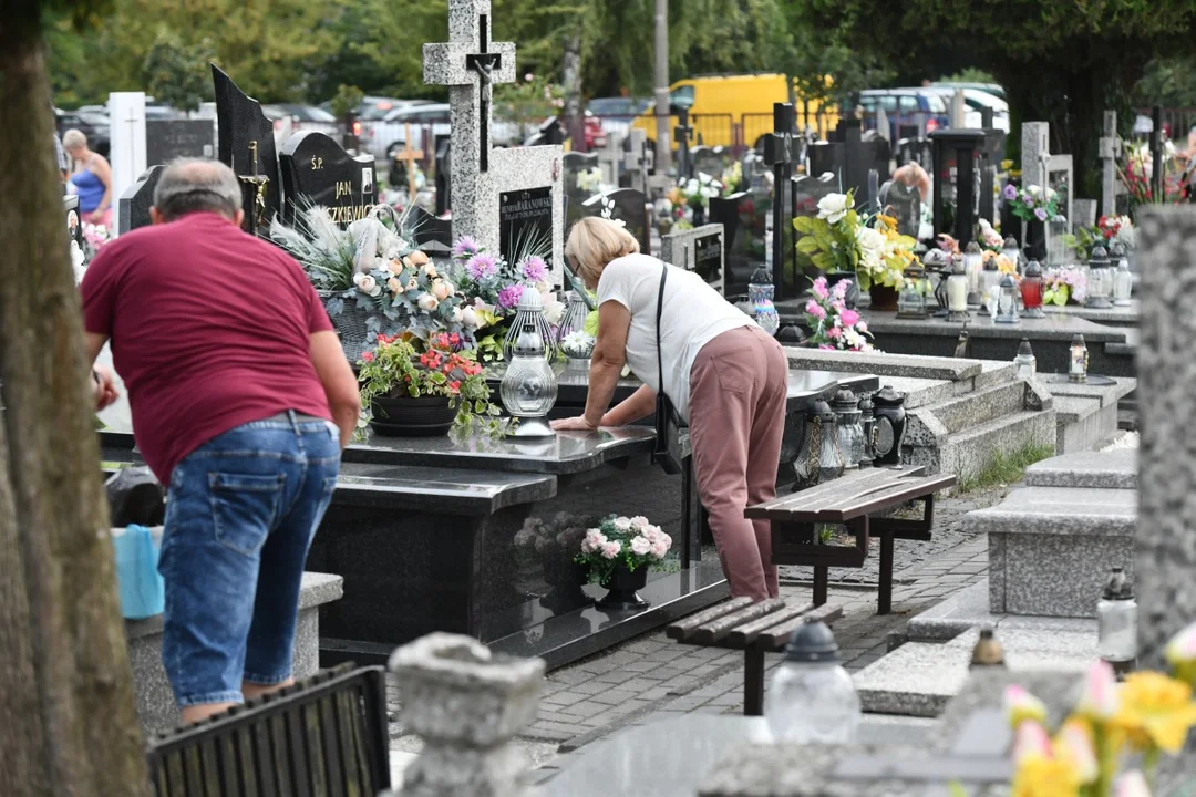 W niedzielę odpust św. Rocha. Mieszkańcy powiatu łukowskiego sprzątają groby [ZDJĘCIA] - Zdjęcie główne