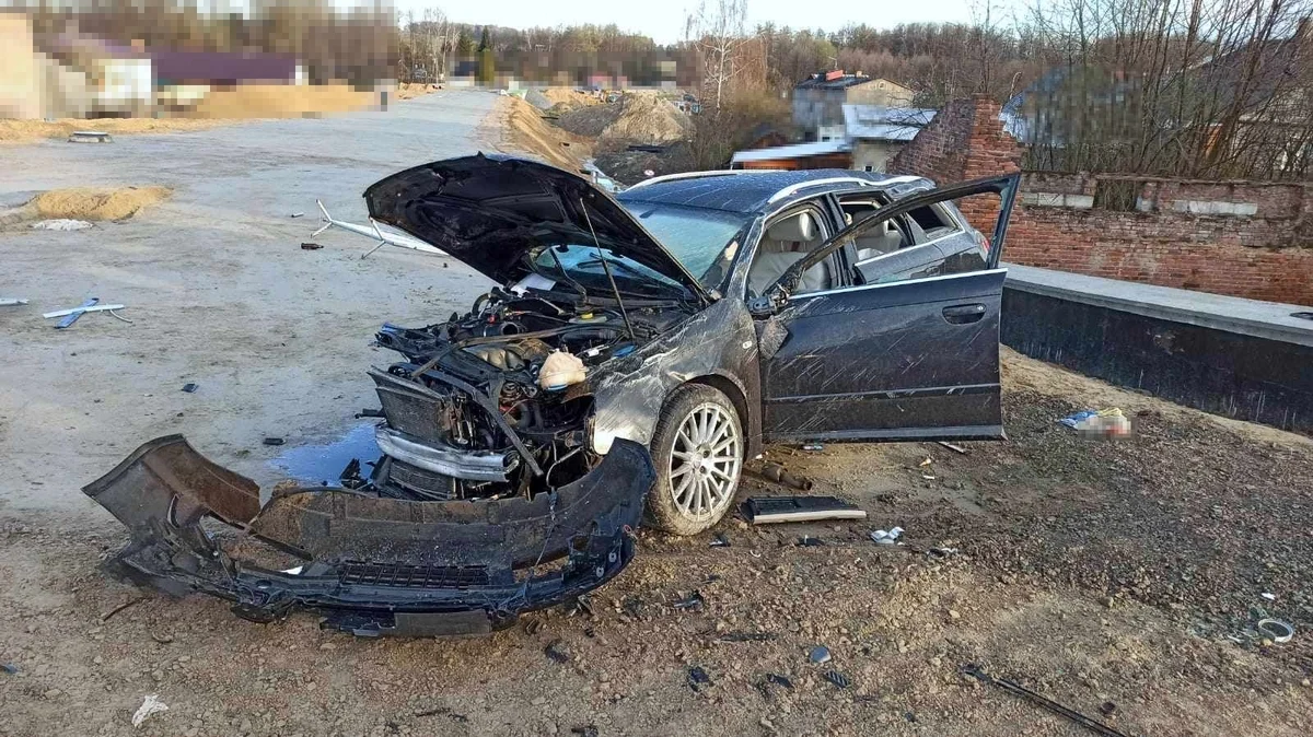 Samochód z nastolatkami uderzył w betonowy murek. 19-latek z pow. lubelskiego zatrzymany - Zdjęcie główne