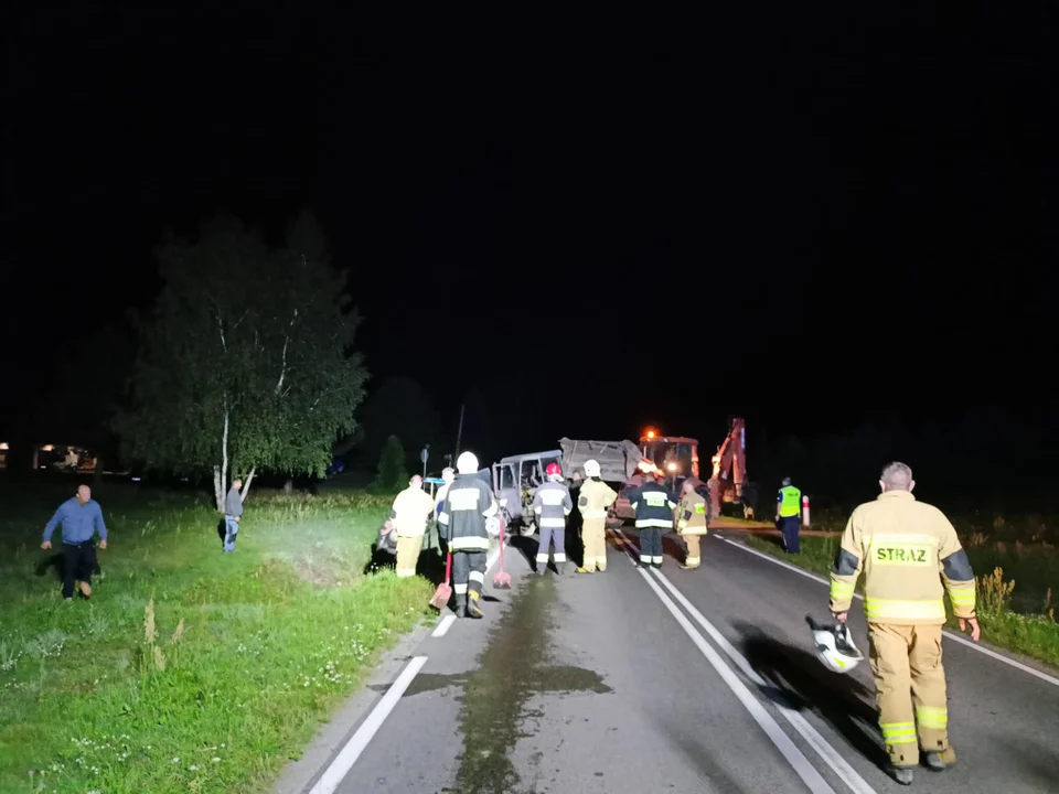 Groźny wypadek w Serokomli. Samochód uderzył w ciągnik