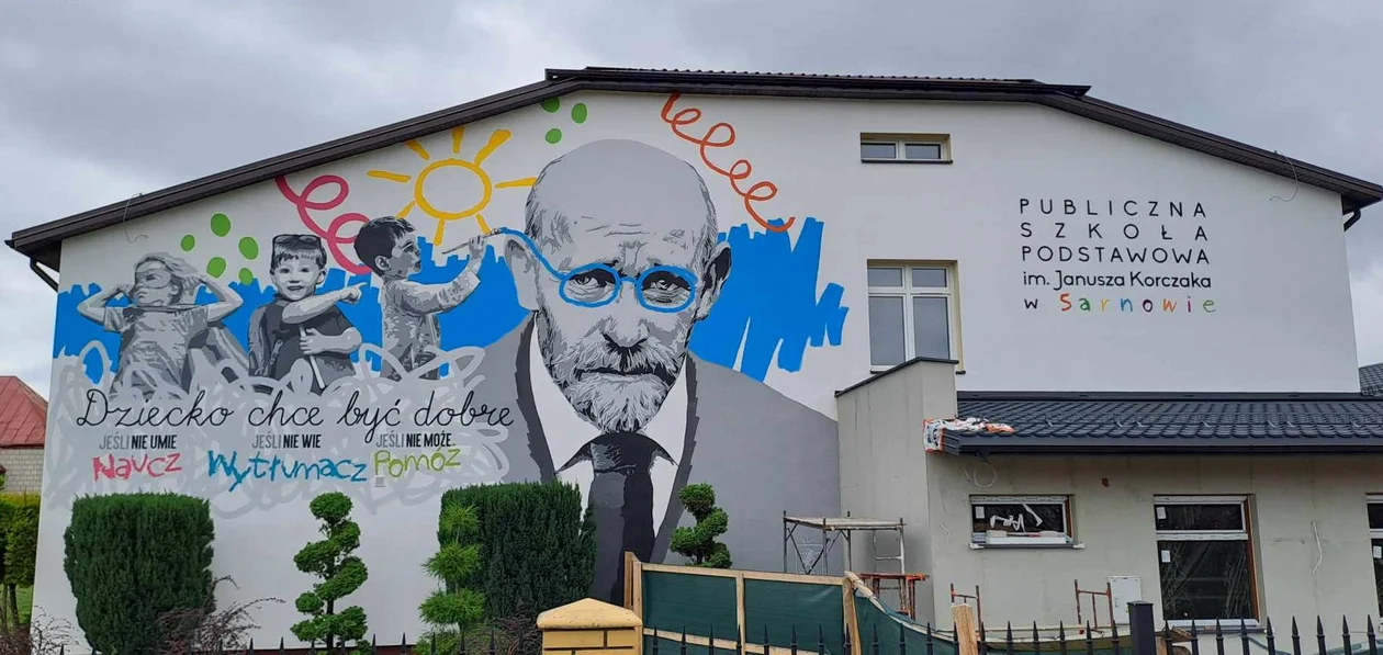 Mural na budynku Szkoły Podstawowej im. Janusza Korczaka w Sarnowie