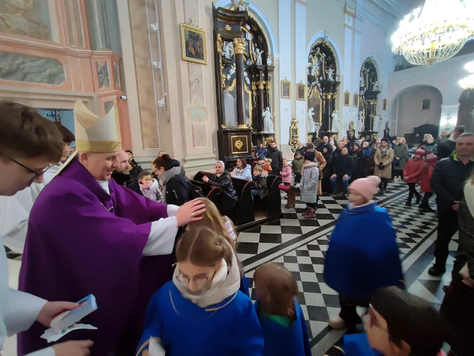 Dzieci z rodzicami modliły się podczas mszy św. z udziałem Bpa Grzegorza Suchodolskiego. Błogosławieństwo przez nałożenie rąk