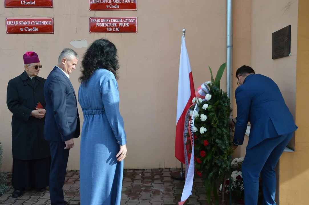 Uroczystość odłonięcta tabicy pamiątkowej poświęconej chodelskim Żydom zamrodowanym podczas akcji „Reinhardt”