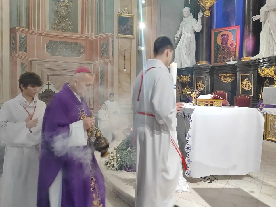 Biskup Grzegorz Suchodolski odwiedził Parafię Podwyższenia Krzyża Św. Ingres Biskupa z plebanii do kościoła i msza święta