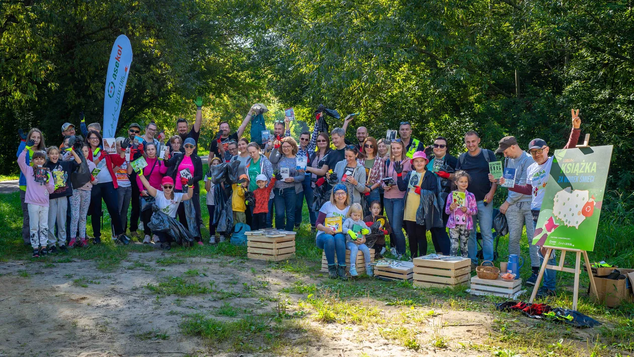 Lublin: Posprzątali w zamian za książki. Ponad 40 osób wzięło udział w akcji "Książka za worek śmieci"