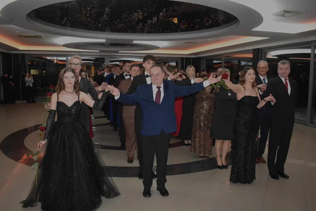 W maju matura, a teraz studniówka. Maturzyści z ZS nr 1 w Puławach już po polonezie (zdjęcia) - Zdjęcie główne