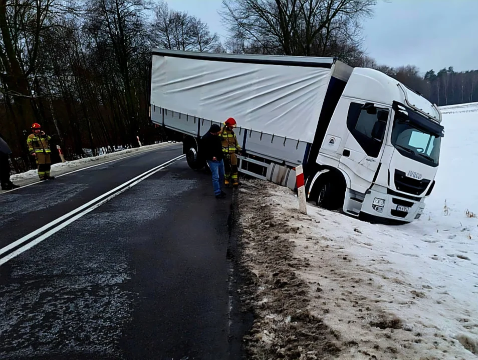 Gm. Międzyrzec Podlaski: Ciężarówka częściowo w rowie. Są utrudnienia, strażacy na miejscu - Zdjęcie główne