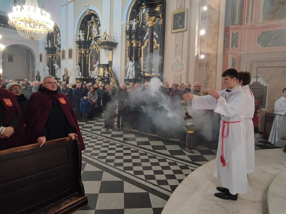 Biskup Grzegorz Suchodolski odwiedził Parafię Podwyższenia Krzyża Św. Ingres Biskupa z plebanii do kościoła i msza święta