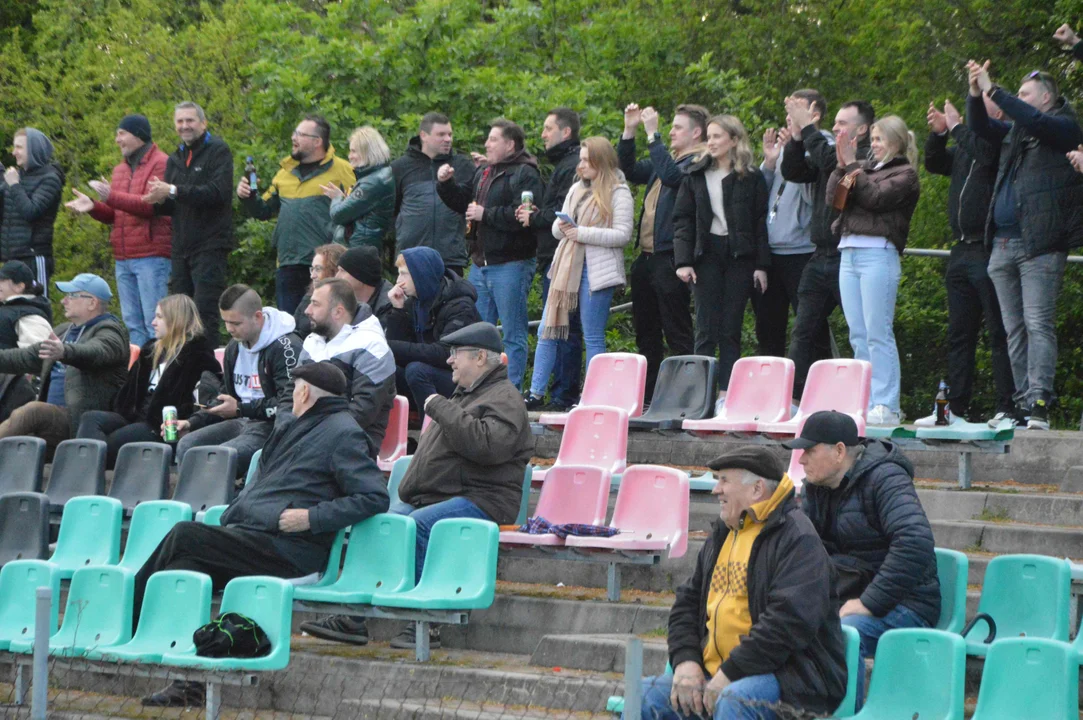 Kibice na meczu Garbarnia Kurów - Żyrzyniak Żyrzyn (zdjęcia)