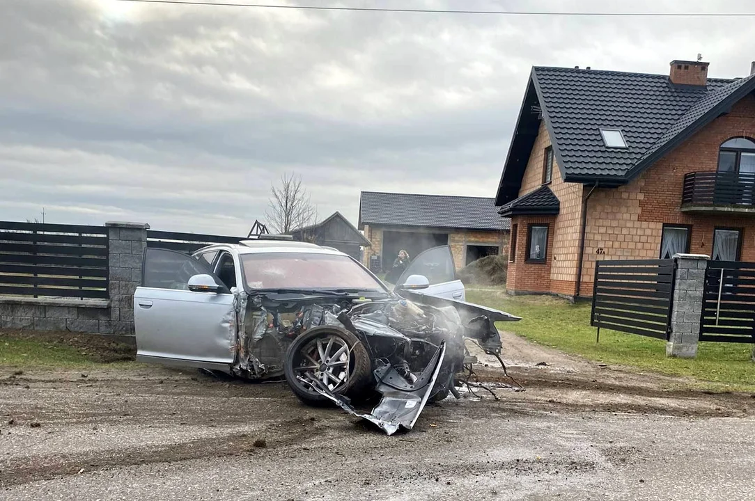 Powiat łukowski. Samochód uderzył w ogrodzenie. Audi całkowicie rozbite! - Zdjęcie główne