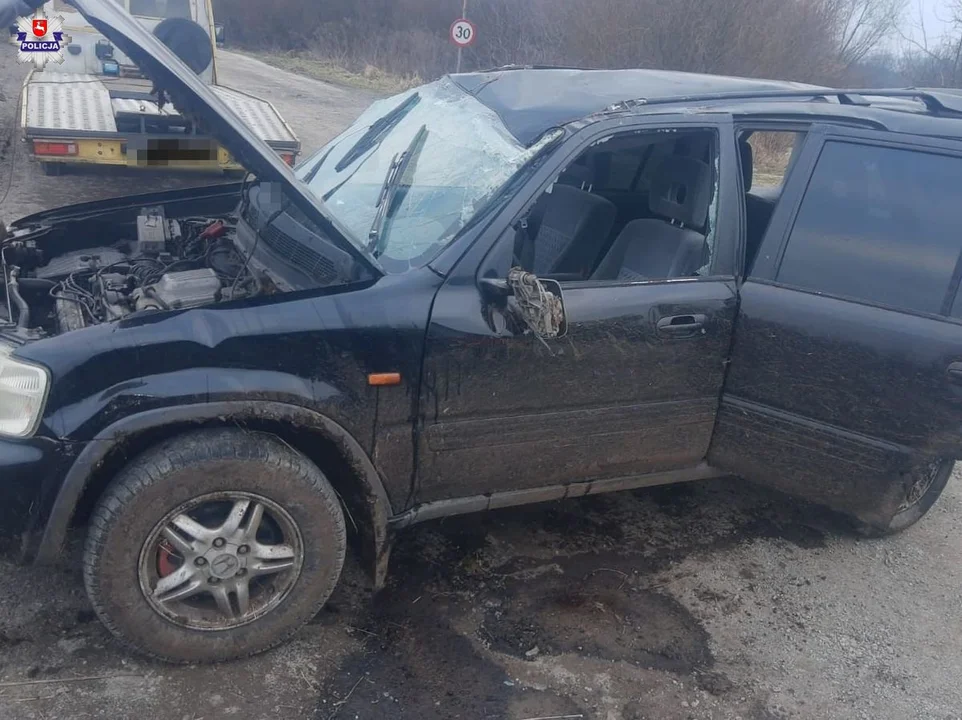 Radzyń Podlaski. Dachowanie samochodu. Kierowca miał prawo jazdy od kilku dni