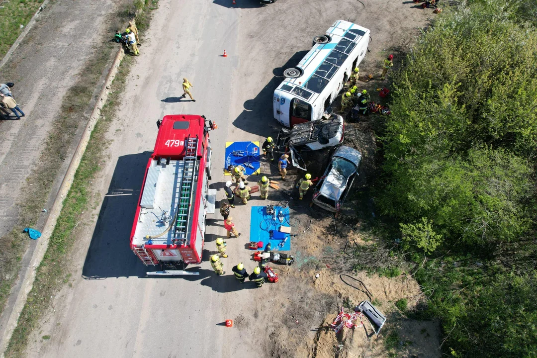 Strażackie ćwiczenia „MASÓWKA 2023” w Krzywdzie (ZDJĘCIA). Akcja przy przewróconym autobusie - Zdjęcie główne