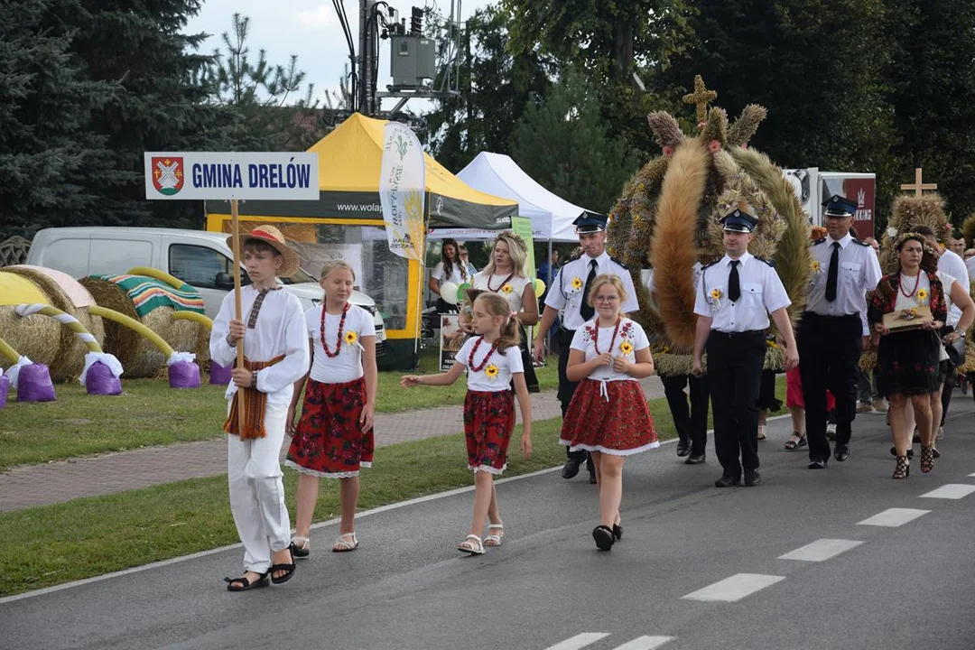 Dożynki Powiatowe w Drelowie 2023. Korowód i prezentacja wieńców