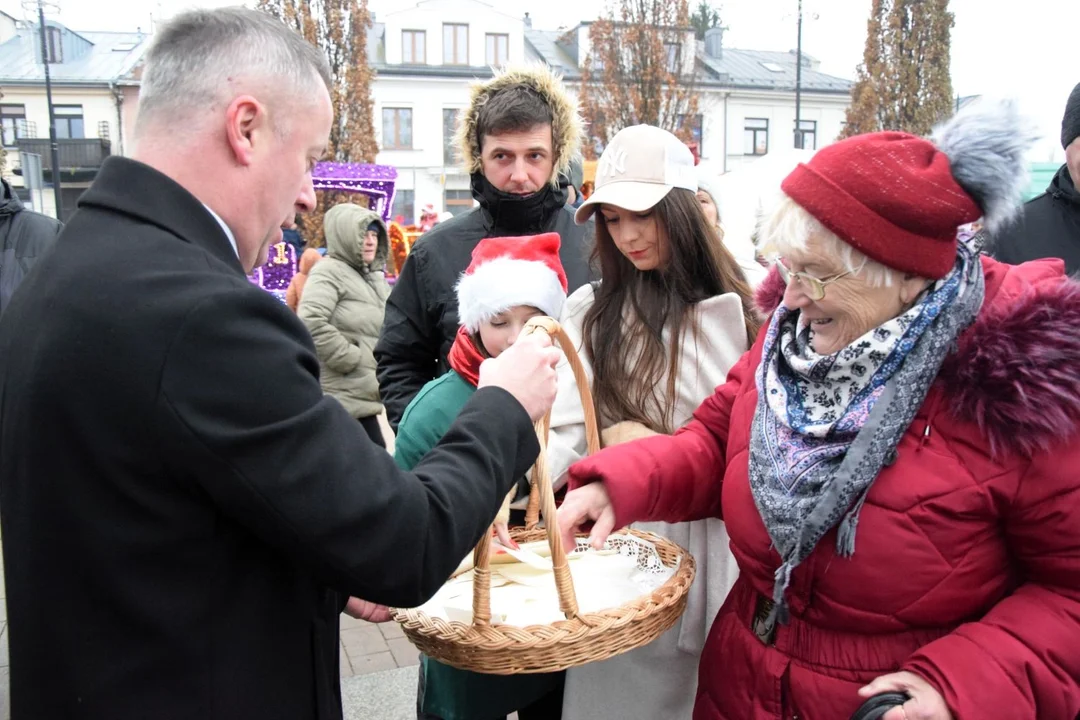 Mieszkańcy Łęcznej podzielili się opłatkiem (WIDEO, ZDJĘCIA) - Zdjęcie główne