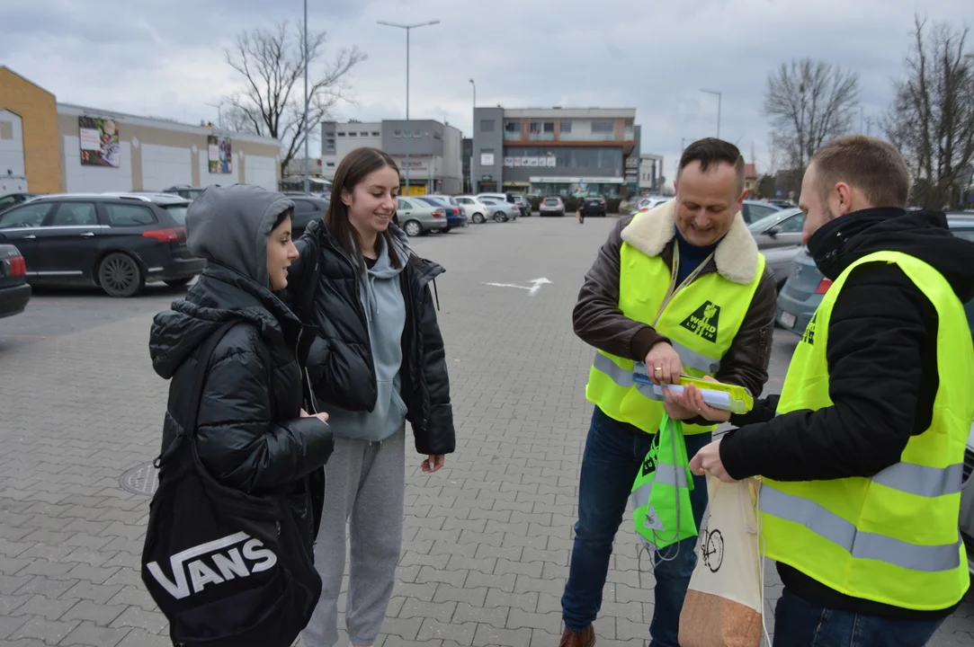 Akcja rozdawania odblasków w Puławach