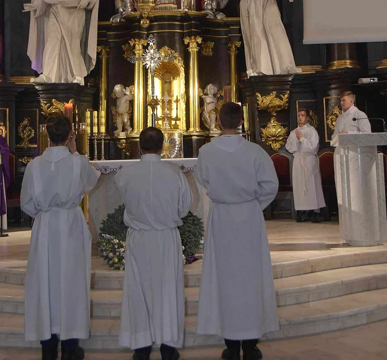 Biskup Grzegorz Suchodolski odwiedził Parafię Podwyższenia Krzyża Św. Ingres Biskupa z plebanii do kościoła i msza święta