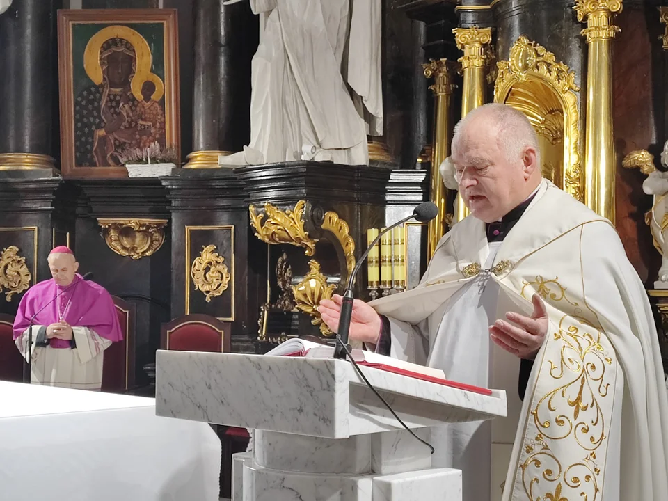 Biskup Grzegorz Suchodolski odwiedził Parafię Podwyższenia Krzyża Św. Ingres Biskupa z plebanii do kościoła i msza święta