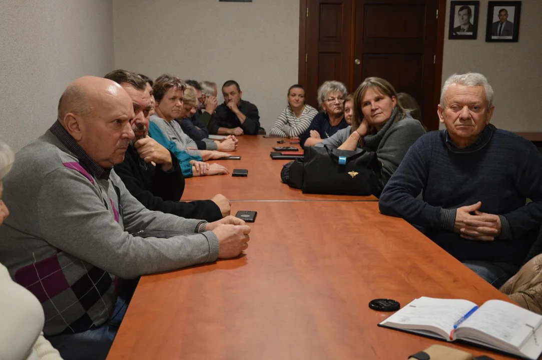 Spotkanie mieszkańców, radnych, władz powiatu i gminy Karczmiska w sprawie przebudowy drogi powiatowej Głusko - Wolica