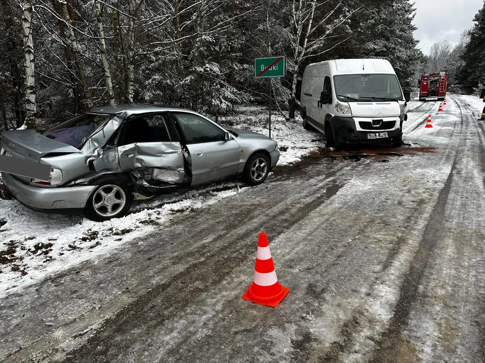 Ślisko na drogach w powiecie łukowskim. W lesie zderzyły się dwa samochody - Zdjęcie główne