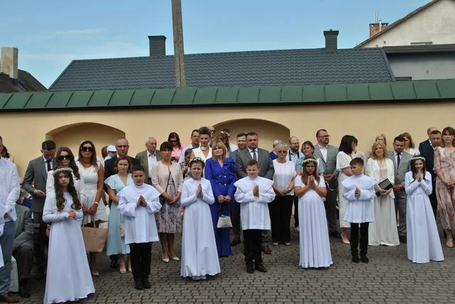 Opole Lubelskie: Uczniowie z Jedynki już po I Komunii (ZDJĘCIA) - Zdjęcie główne