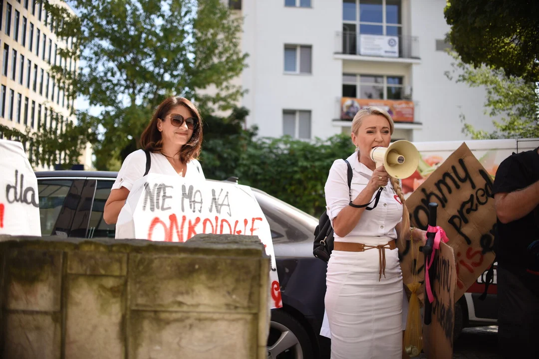 Opera lubelska: protest posłanki Marty Wcisło przed galą Lubelski Lider Bezpieczeństwa [ZDJĘCIA]