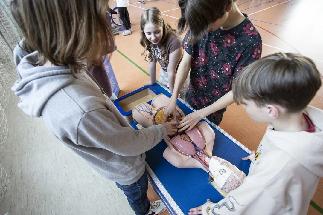 Edukatorzy Centrum Nauki Kopernik w Łęcznej. Przyjedzie naukobus z mobilną wystawą - Zdjęcie główne