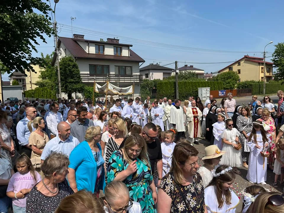 Procesja Bożego Ciała w parafii Matki Kościoła w Łukowie