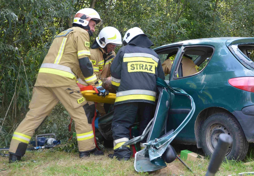 Strażacy interweniowali na dożynkach. Auto uderzyło w drzewo, w środku było dwóch poszkodowanych [ZDJĘCIA] - Zdjęcie główne