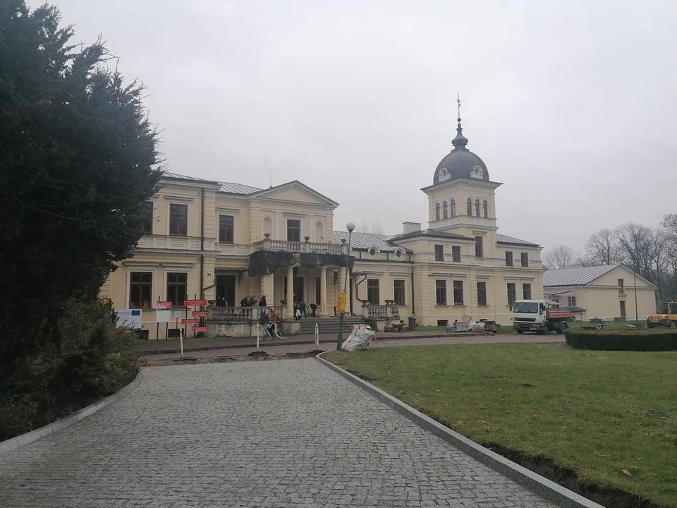 Kluczkowice:  Pałac i park – jeden wielki plac budowy (ZDJĘCIA) - Zdjęcie główne