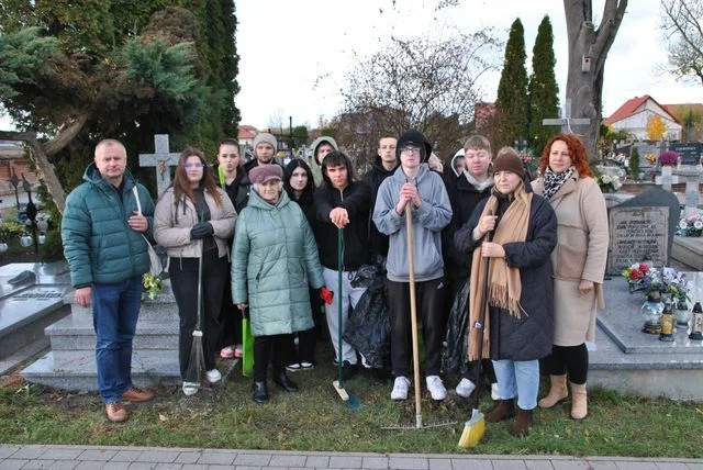 Opole Lubelskie: Wspólna pamięć i troska o dziedzictwo – groby bohaterów wysprzątane (foto) - Zdjęcie główne